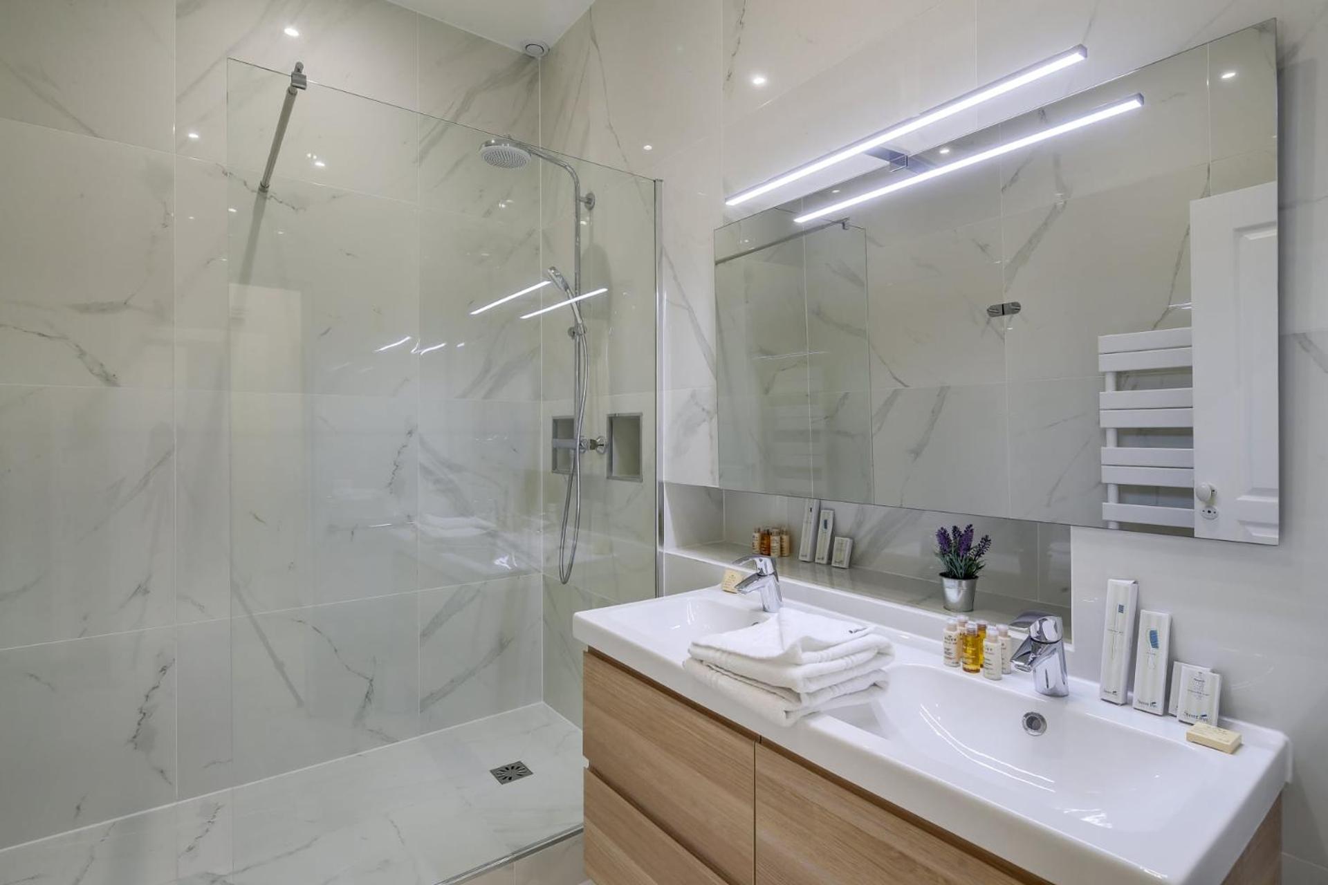 Apartment Messine Paris